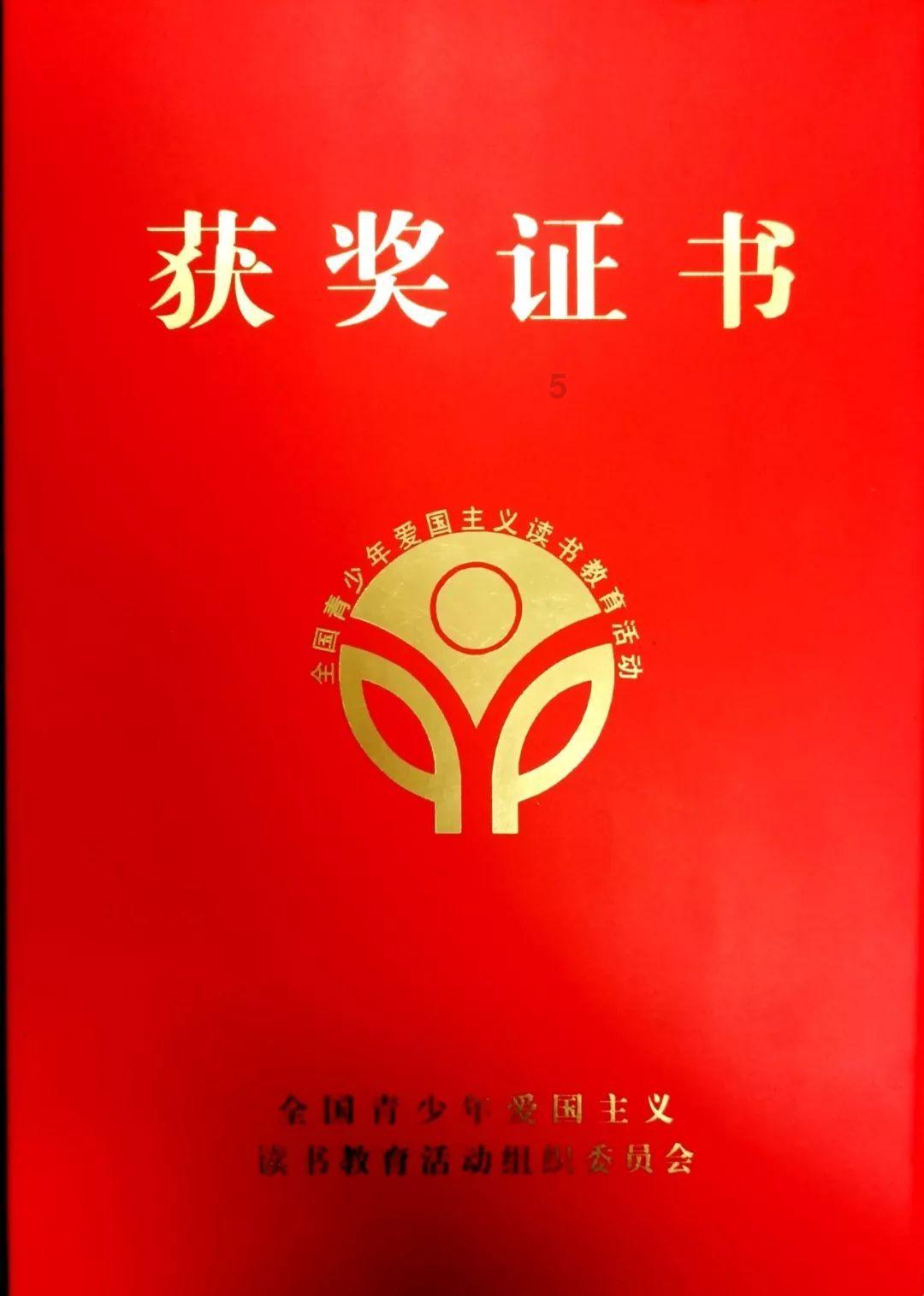 红毯上的女星们争奇斗艳,而迪丽热巴和娜扎这对老乡更是实力相当。